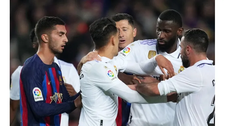 Real Madrid and Barcelona players fighting