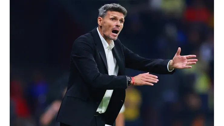 Coach Fernando Ortíz of Club América