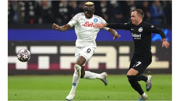 Victor Osimhen of SSC Napoli is challenged by Mario Goetze of Eintracht Frankfurt