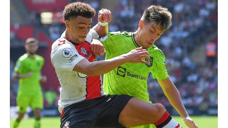 Che Adams of Southampton and Lisandro Martinez of Manchester United