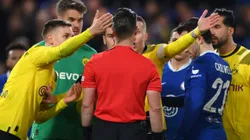 Borussia Dortmund players and referee Danny Makkelie