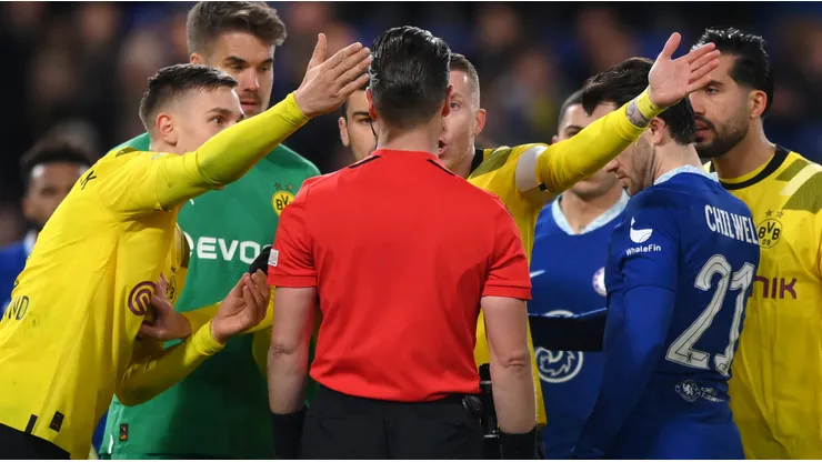 Borussia Dortmund players and referee Danny Makkelie