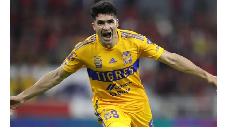 Nicolás Ibáñez of Tigres UANL celebrating a goal against Atlas on Matchday 8