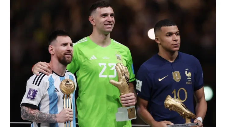 Emiliano Martinez with Lionel Messi and Kylian Mbappe