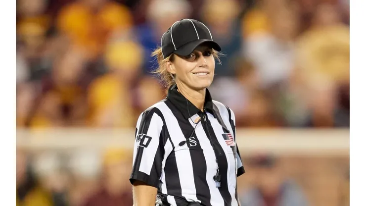 Amanda Sauer officiating a college game