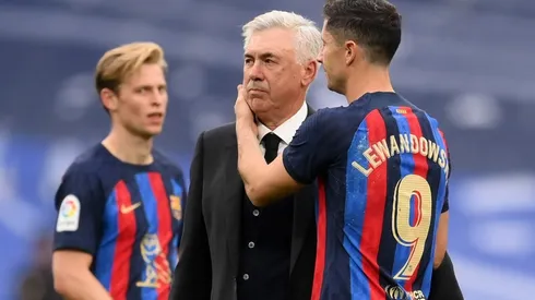 Frenkie de Jong (left), Carlo Ancelotti (c) and Robert Lewandowski.