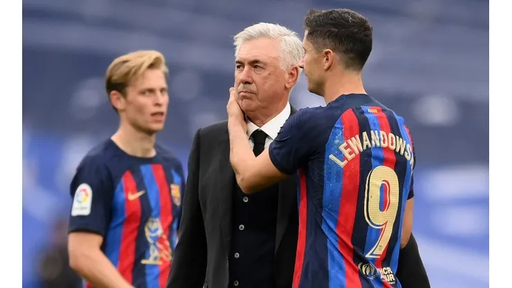 Frenkie de Jong (left), Carlo Ancelotti (c) and Robert Lewandowski.