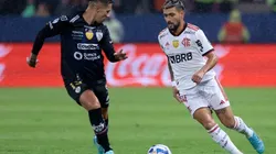 Giorgian de Arrascaeta of Flamengo (R) competes for the ball with Matias Fernandez of Independiente del Valle