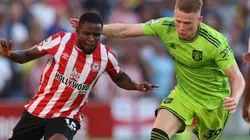 Frank Onyeka of Brentford and Scott McTominay of Manchester United