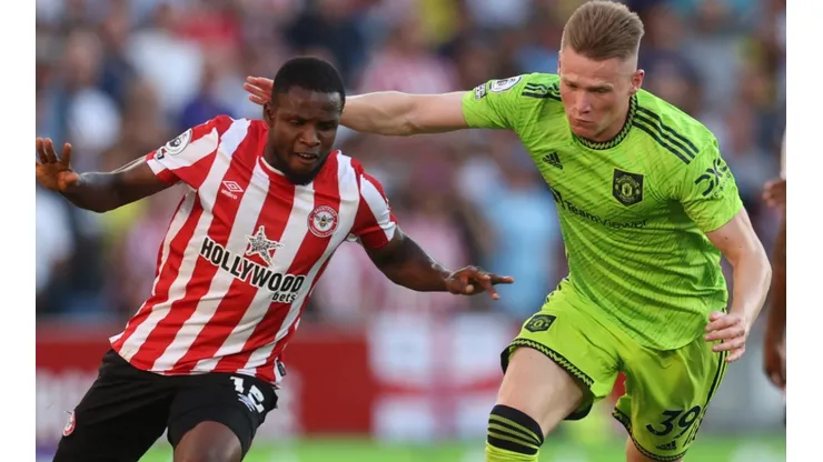 Frank Onyeka of Brentford and Scott McTominay of Manchester United