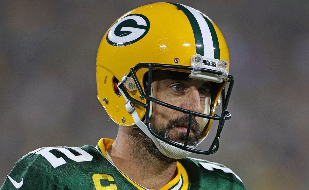 NFL News: Aaron Rodgers comes out of darkness retreat to announce final ...