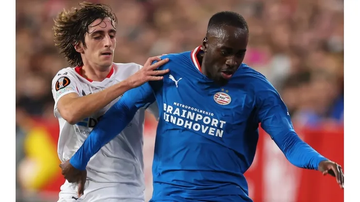 Bryan Gil of Sevilla and Jordan Teze of PSV