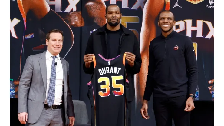 Suns owner Mat Ishbia (left), Kevin Durant (c) and general manager James Jones.