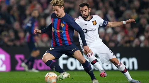 Frenkie de Jong of Barcelona (left) and Bruno Fernandes of Manchester United.