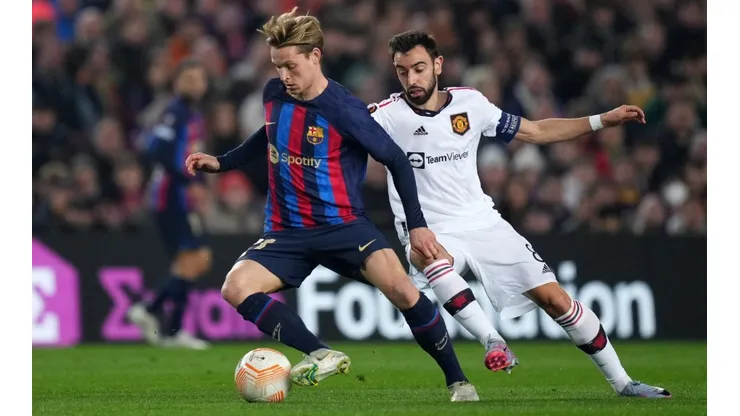 Frenkie de Jong of Barcelona (left) and Bruno Fernandes of Manchester United.