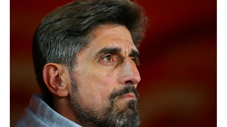Veljko Paunovic coaches Chivas
