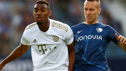 Ryan Gravenberch of Bayern and Jacek Goralski of Bochum