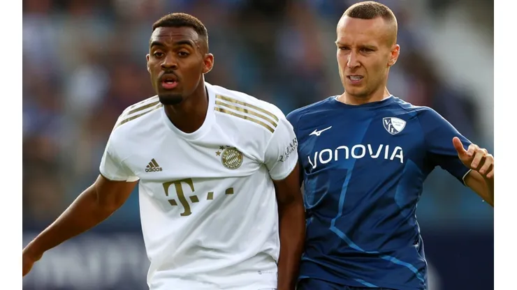 Ryan Gravenberch of Bayern and Jacek Goralski of Bochum