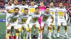Players of Pumas pose