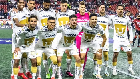 Players of Pumas pose