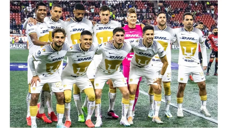 Players of Pumas pose