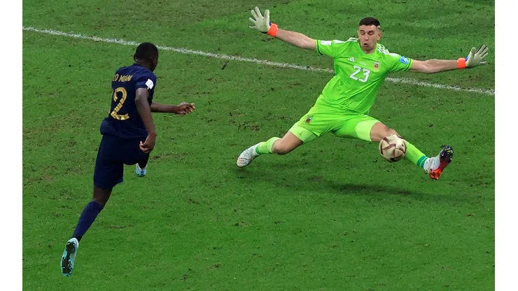 Randal Kolo Muani of France and Emiliano Martinez of Argentina