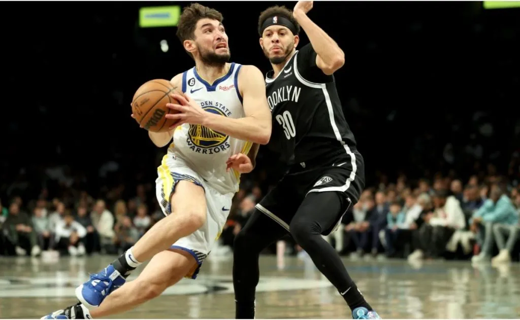 Ty Jerome #10 of the Golden State Warriors drives to the basket against Seth Curry #30 of the Brooklyn Nets