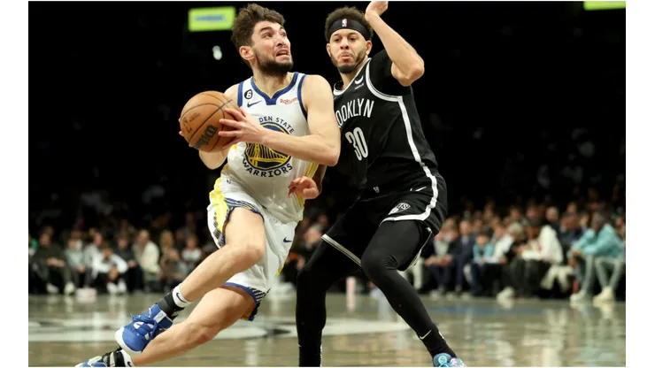 Ty Jerome #10 of the Golden State Warriors drives to the basket against Seth Curry #30 of the Brooklyn Nets