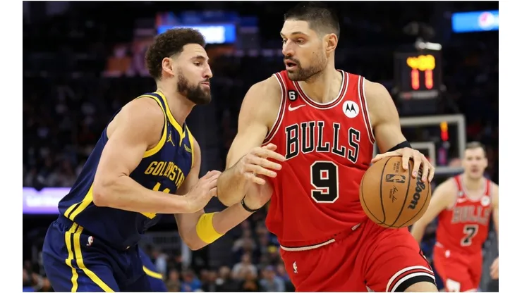 Nikola Vucevic #9 of the Chicago Bulls is guarded by Klay Thompson #11 of the Golden State Warriors