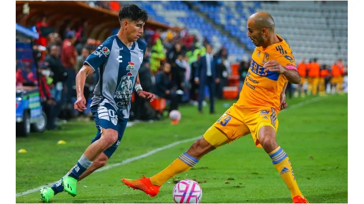 Kevin Alvarez of Pachuca fights for the ball with Guido Pizarro of Tigres