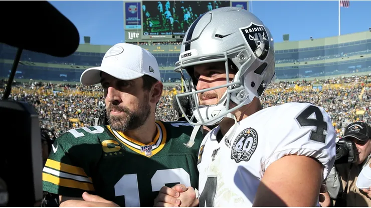Aaron Rodgers (left) and Derek Carr.