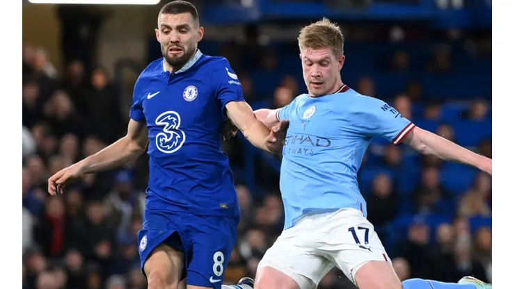 Mateo Kovacic of Chelsea and Kevin De Bruyne of Manchester City