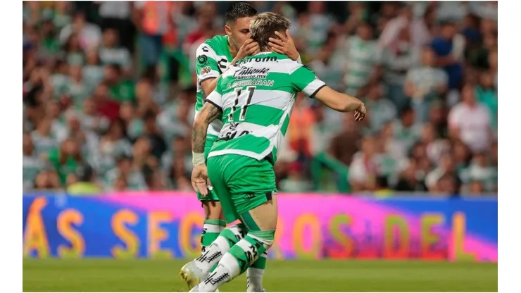 Leonardo Suarez and Fernando Gorriaran of Santos