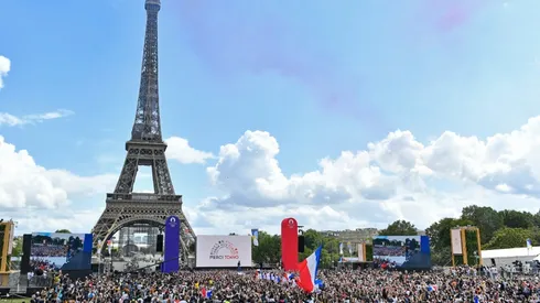 Crowd in front of the Eiffel Tower in Paris during the Olympic Games handover ceremony