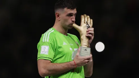 Emiliano 'Dibu' Martinez with the Golden Glove of the 2022 World Cup.