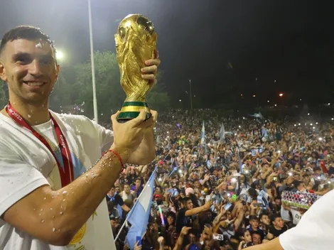Do Argentina have the original FIFA World Cup trophy in their victory parade?