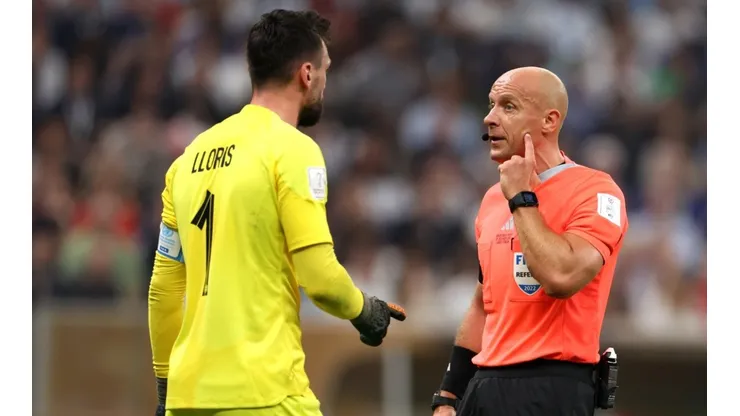 Hugo Lloris (left) and referee Szymon Marciniak.