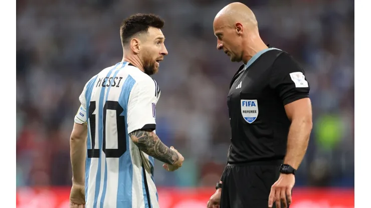 Lionel Messi and Szymon Marciniak