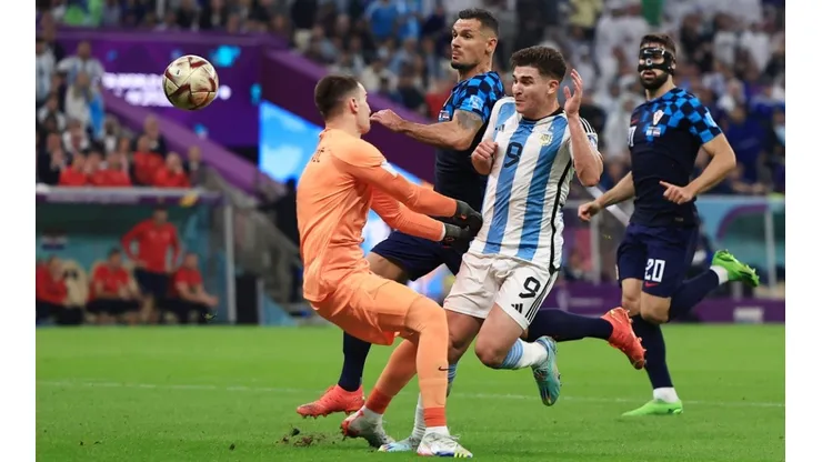 Dominik livakovic tackles Julian Alvarez for a penalty during the game between Croatia and Argentina in Qatar 2022.