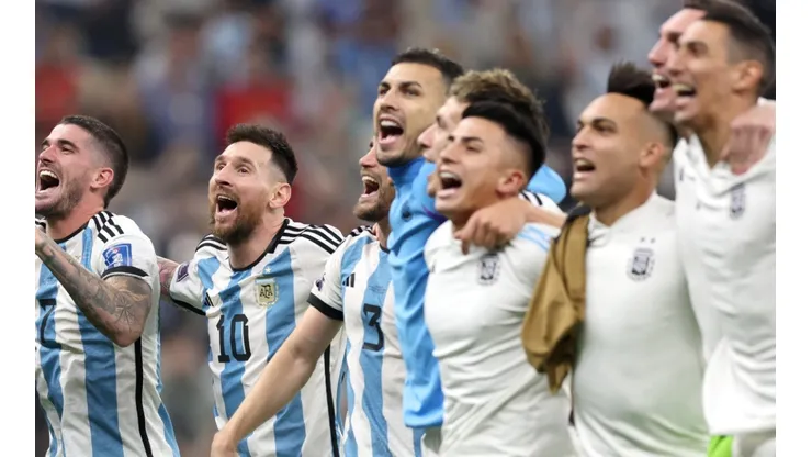 Rodrigo De Paul and Lionel Messi of Argentina celebrate