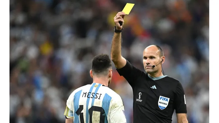 Lionel Messi receives a yellow card by Antonio Mateu Lahoz during the match between Argentina and Netherlands in Qatar 2022.