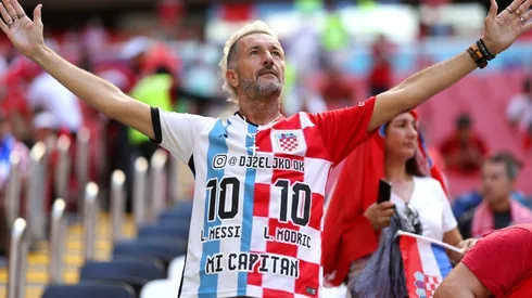 2022 World Cup Fan with Croatia and Argentina jersey (Futbolsites)