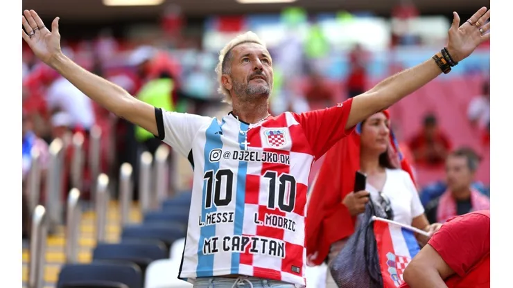 2022 World Cup Fan with Croatia and Argentina jersey (Futbolsites)