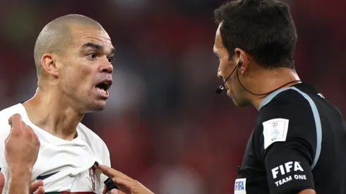 Pepe complaining against referee Facundo Tello.