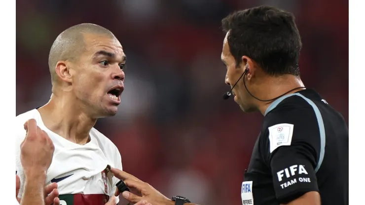 Pepe complaining against referee Facundo Tello.