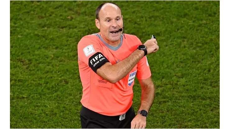 Referee Antonio Miguel Mateu Lahoz