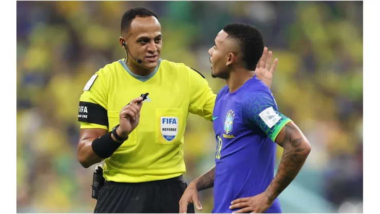 Referee Ismail Elfath speaks to Gabriel Jesus of Brazil