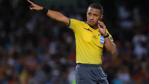 Referee Iván Barton
