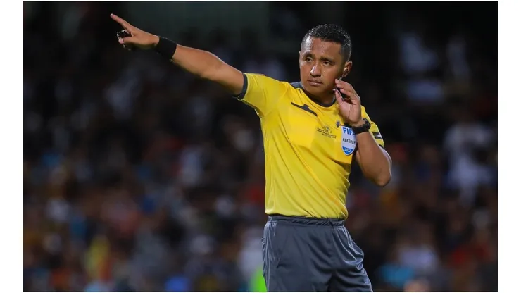 Referee Iván Barton