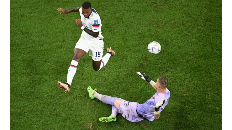 Haji Wright of United States and Andries Noppert of Netherlands